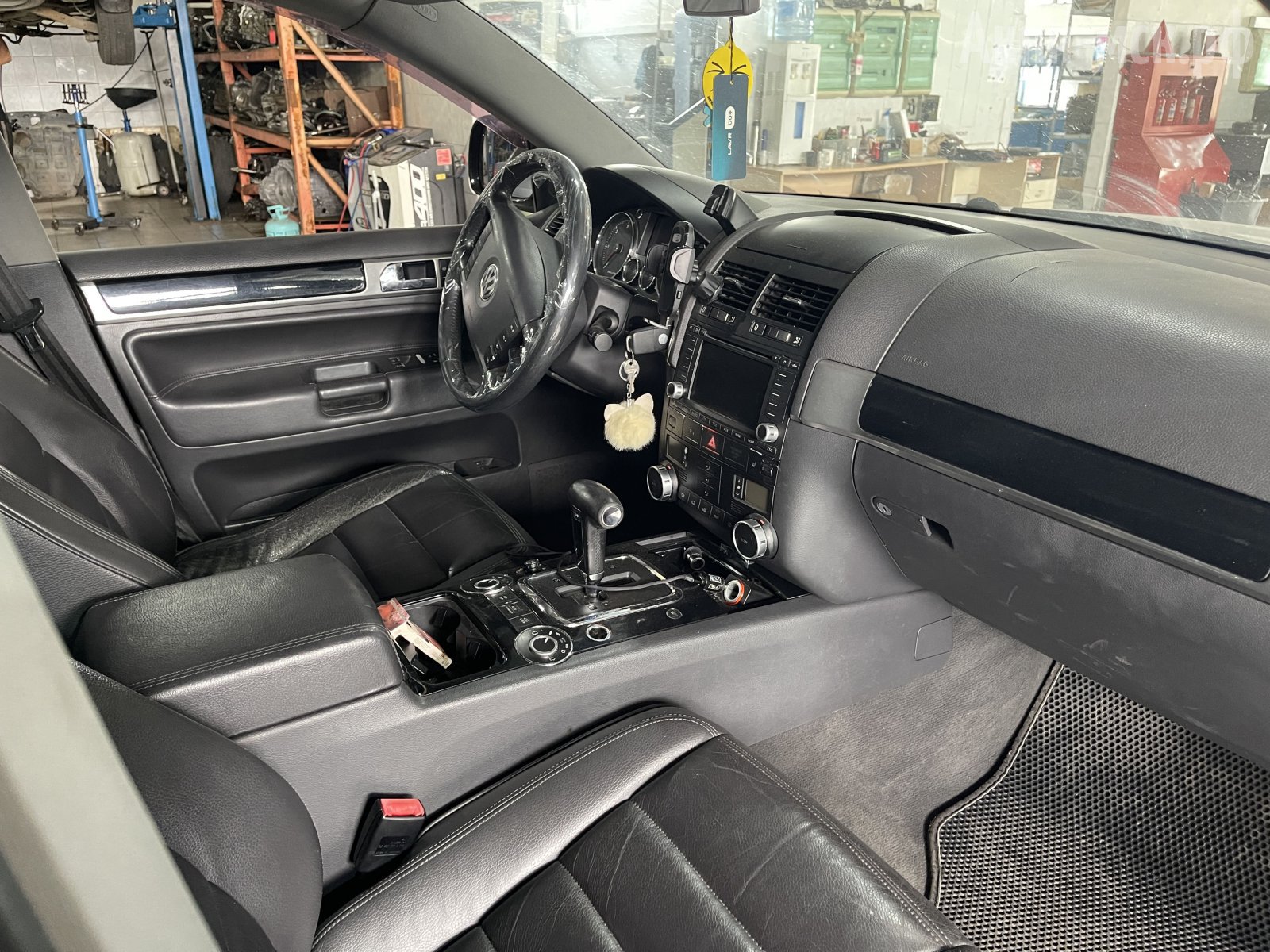 09D-VW-Touareg-салон