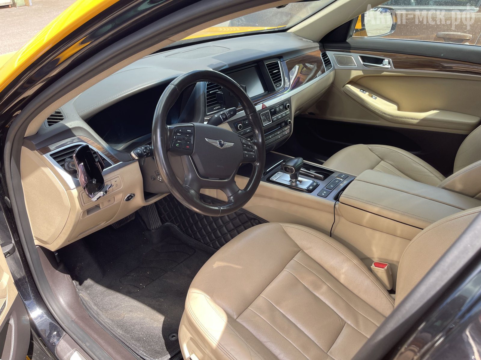 Genesis-G80-A8LR1-салон-улица